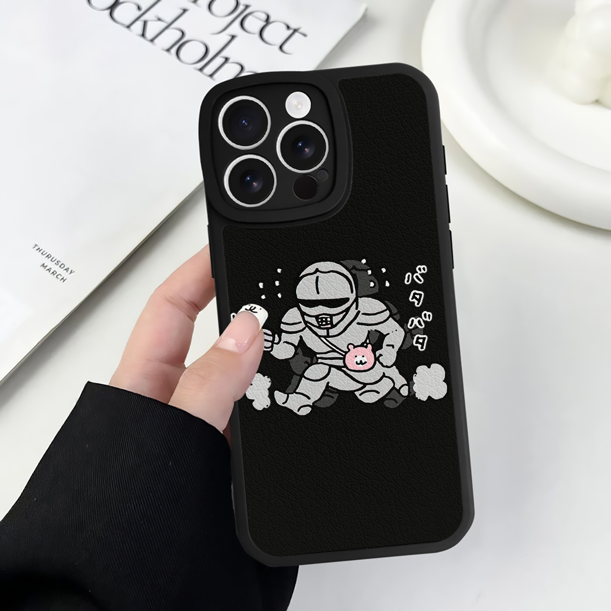（画像用） ちいかわ 労働の鎧さん Chii-kawa Mr. Armor of Labor 【iPhone 16シリーズ対応】シリコンスマホケース（レザー調） 材質：シリコン